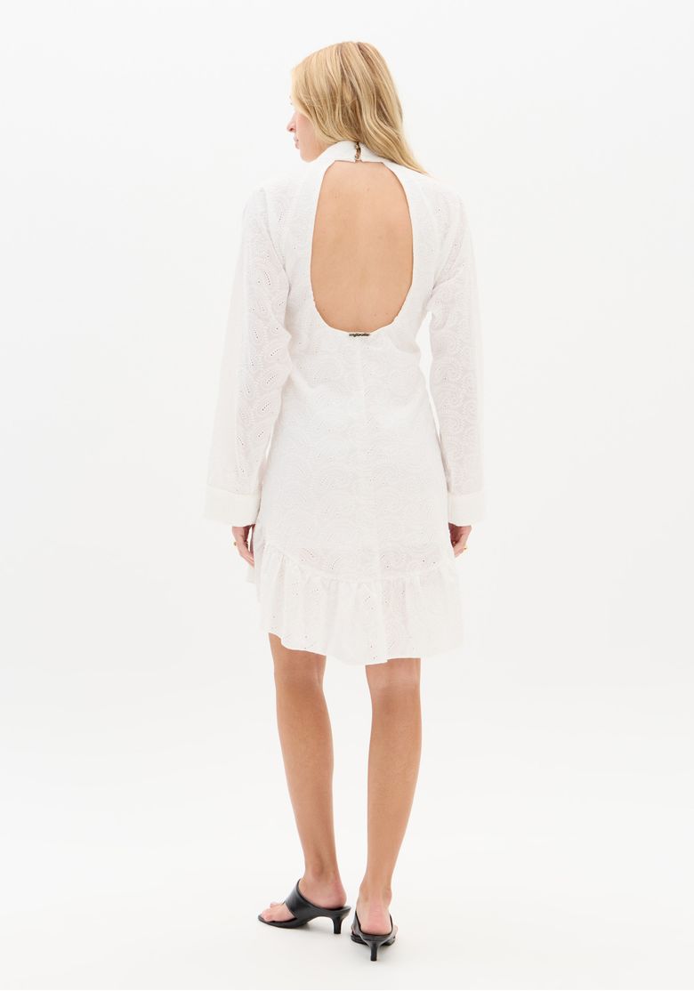 Vista traseira do vestido curto em laise branco com recorte oval nas costas e fecho no pescoço