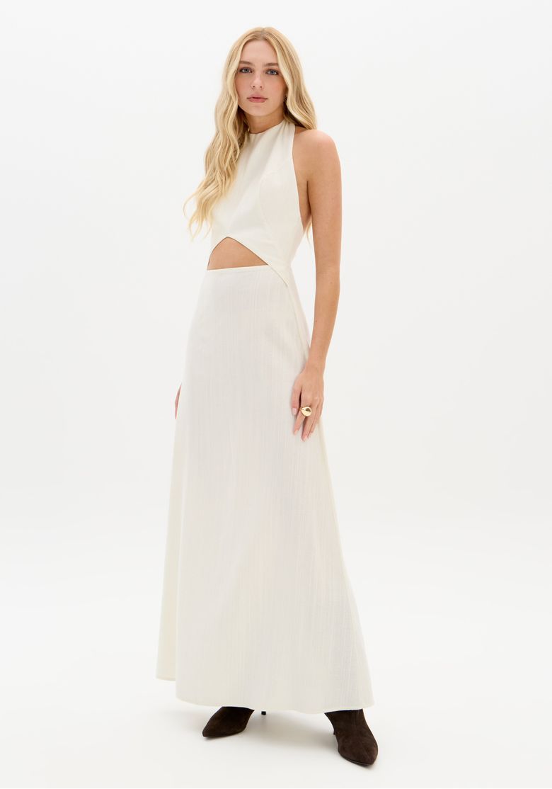 Modelo usando vestido super midi branco frente única em linho, vista frontal de corpo inteiro com recorte lateral e saia evasê