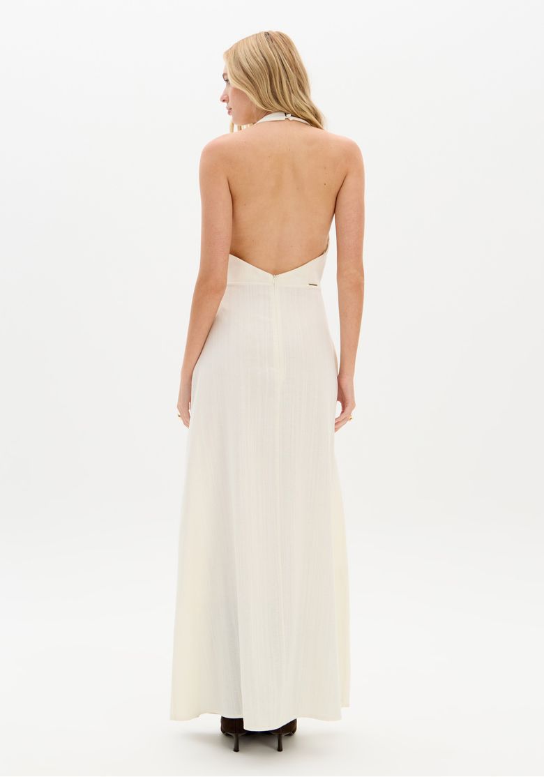 Visão três-quartos do vestido super midi branco frente única, realce do recorte lateral e do caimento fluido da saia