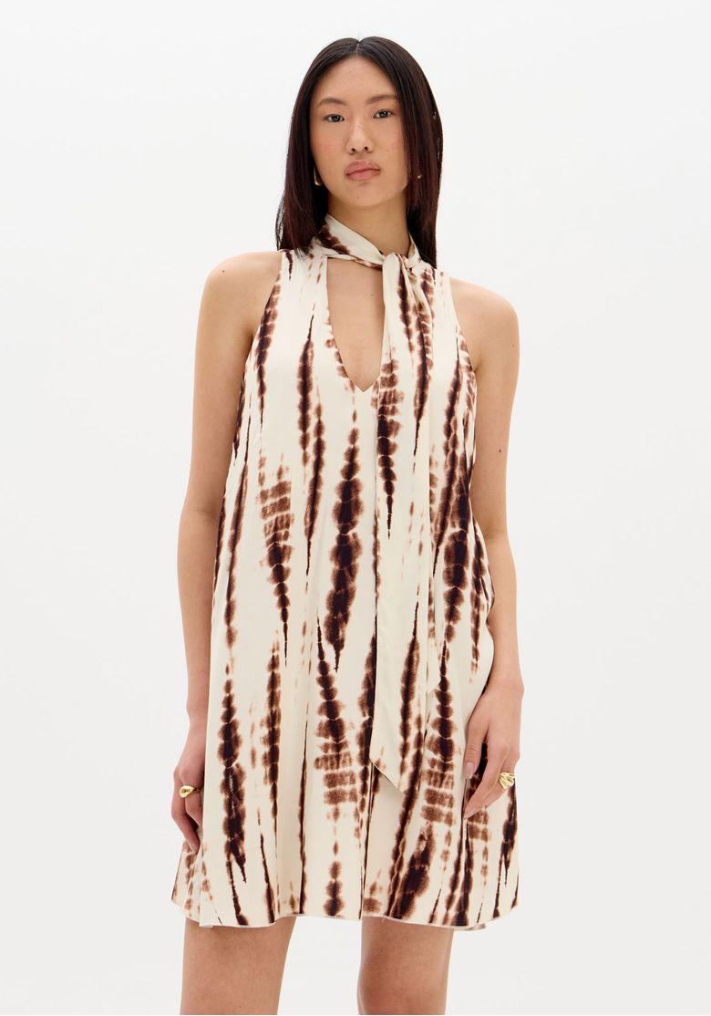 Vista-frontal-do-vestido-curto-estampado-em-fundo-branco-sem-cinto-evidenciando-modelagem-ampla-e-comprimento-acima-do-joelho