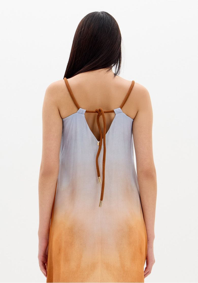 Detalhe das costas do vestido mullet estampado, com alças ajustáveis e tecido leve.