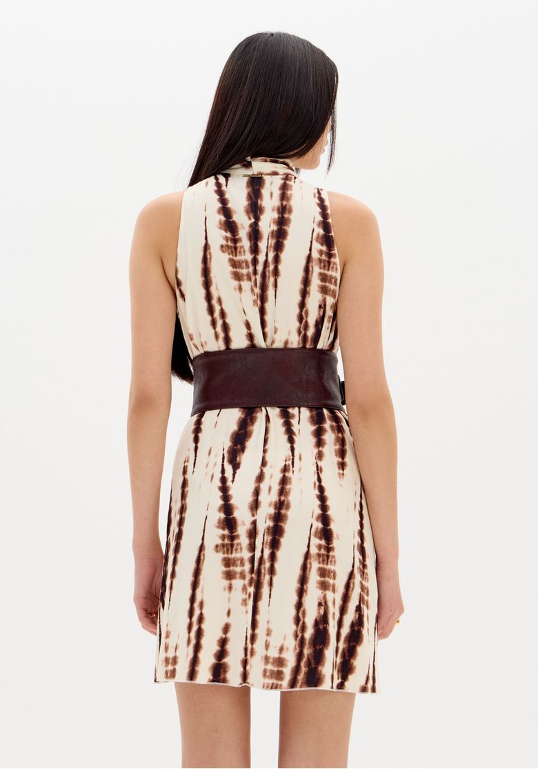 Detalhe-das-costas-do-vestido-em-tie-dye-com-cinto-de-couro-marrom-realcando-a-silhueta-e-o-caimento-do-tecido-leve