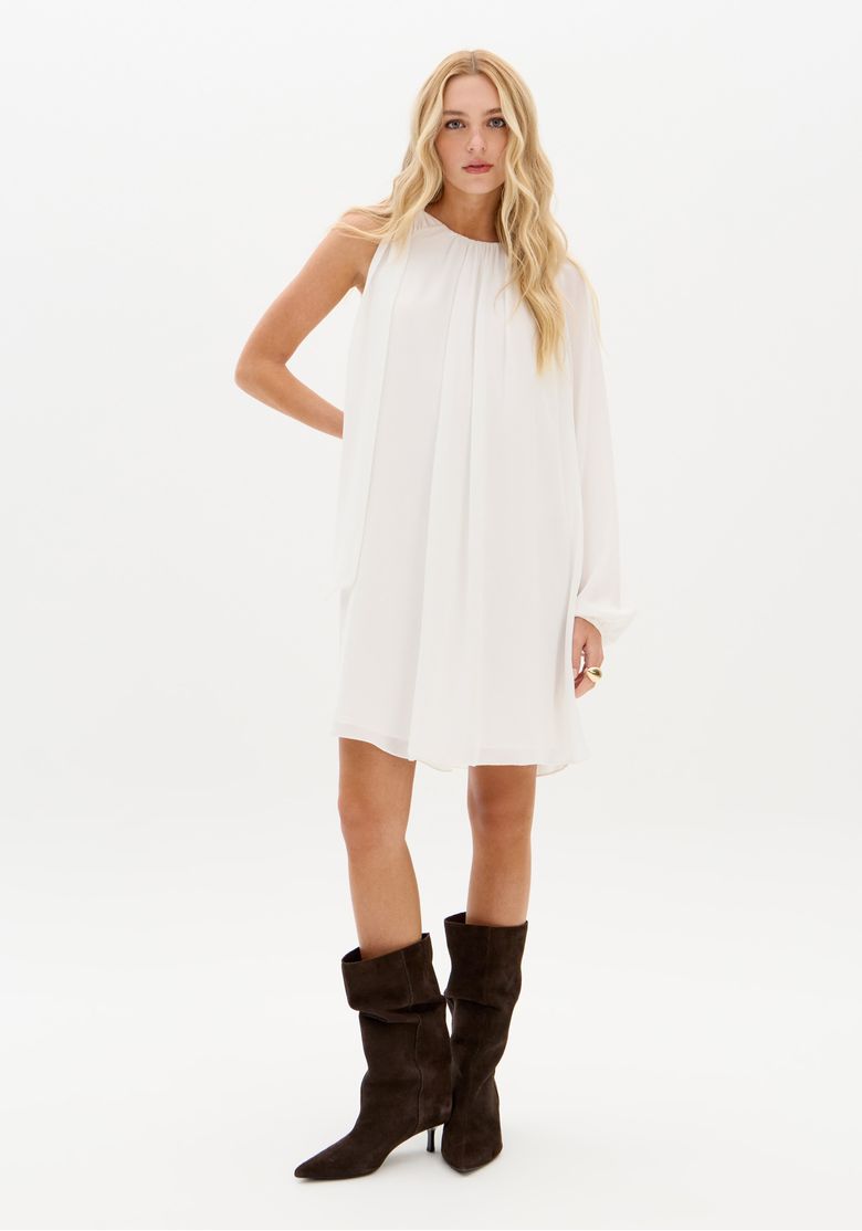 Vestido curto branco com manga única longa, vista frontal completa.