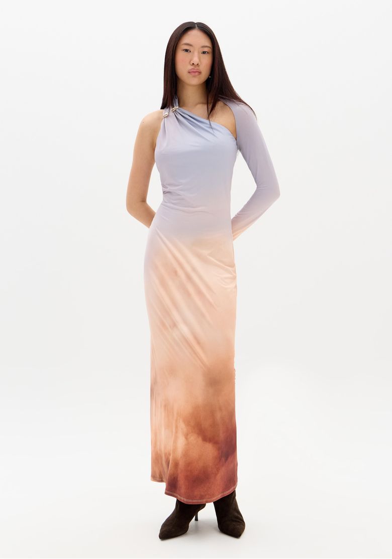 Vestido super midi com manga única longa e estampa autêntica em tons de marrom, visto de frente.