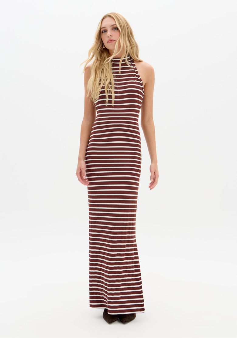 Vista frontal do vestido super midi canelado listrado em marrom e branco, com gola alta e sem mangas.