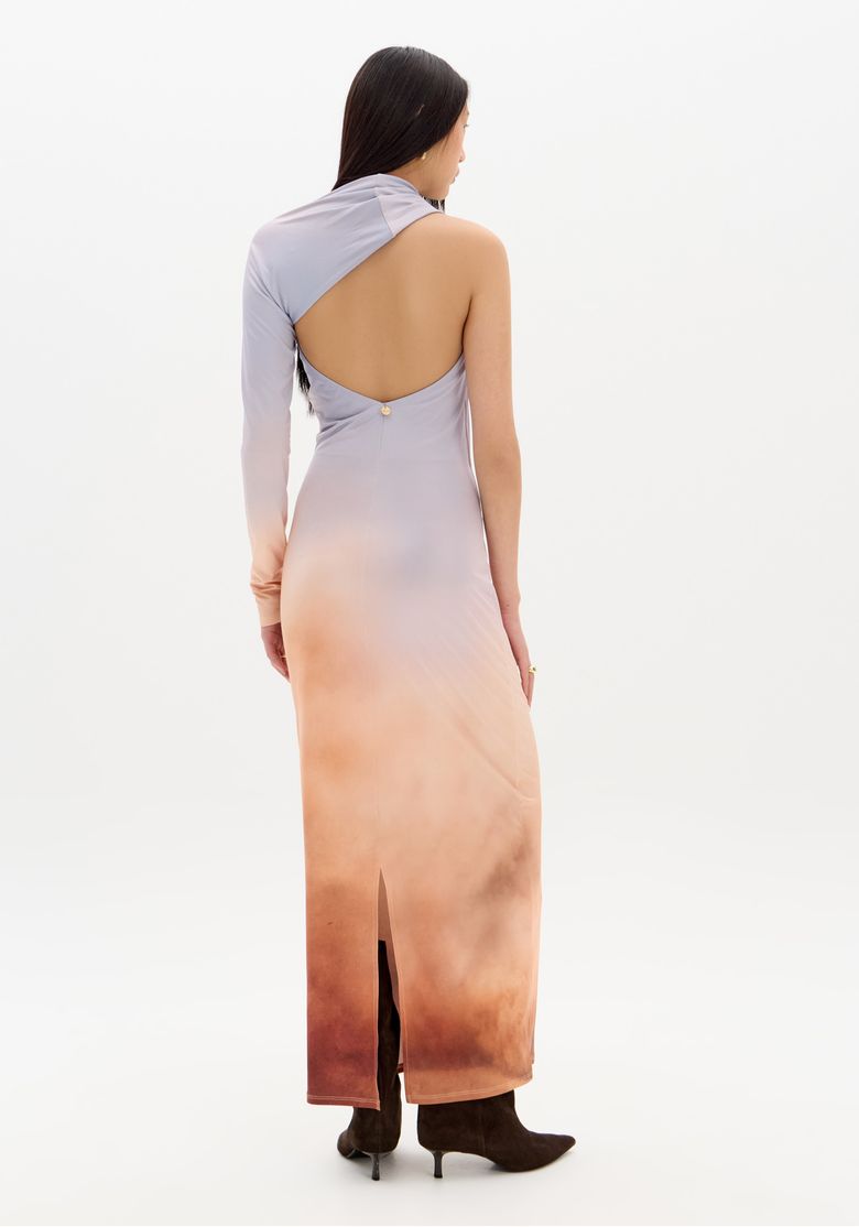 Vestido super midi com detalhe de fenda traseira e fechamento por zíper invisível, visto de costas.