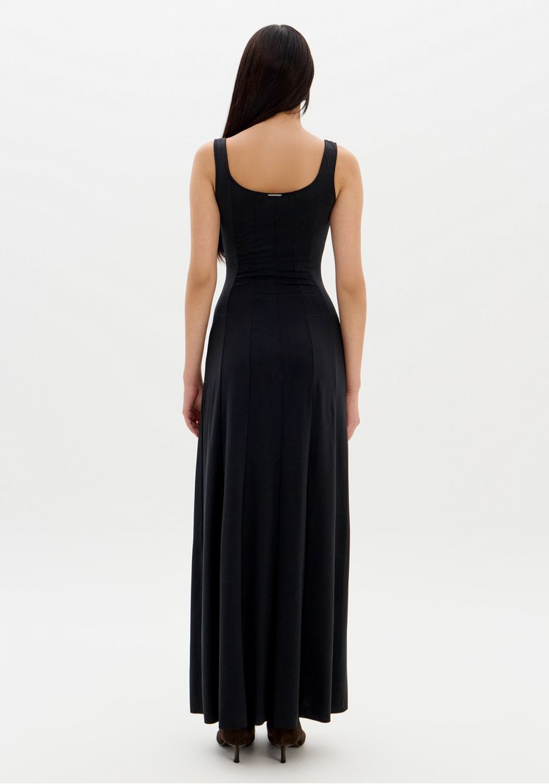 Close frontal do busto do vestido preto com decote em U e painéis verticais que acinturam a silhueta