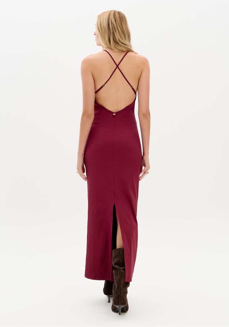 Vista traseira do vestido super midi canelado vermelho com alças cruzadas e fenda reta na barra.