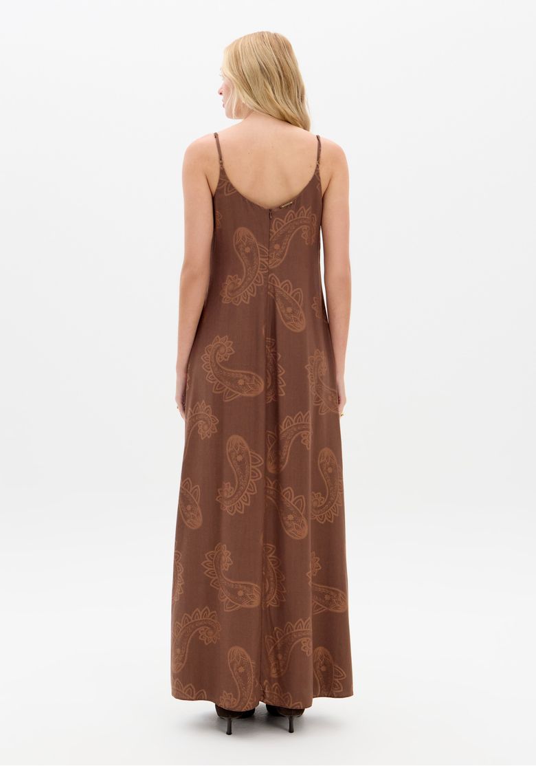 Vista traseira do vestido super midi estampado paisley com caimento fluido.