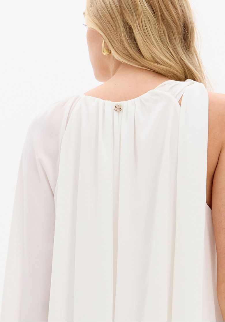Detalhe do tecido leve e caimento do vestido curto branco.