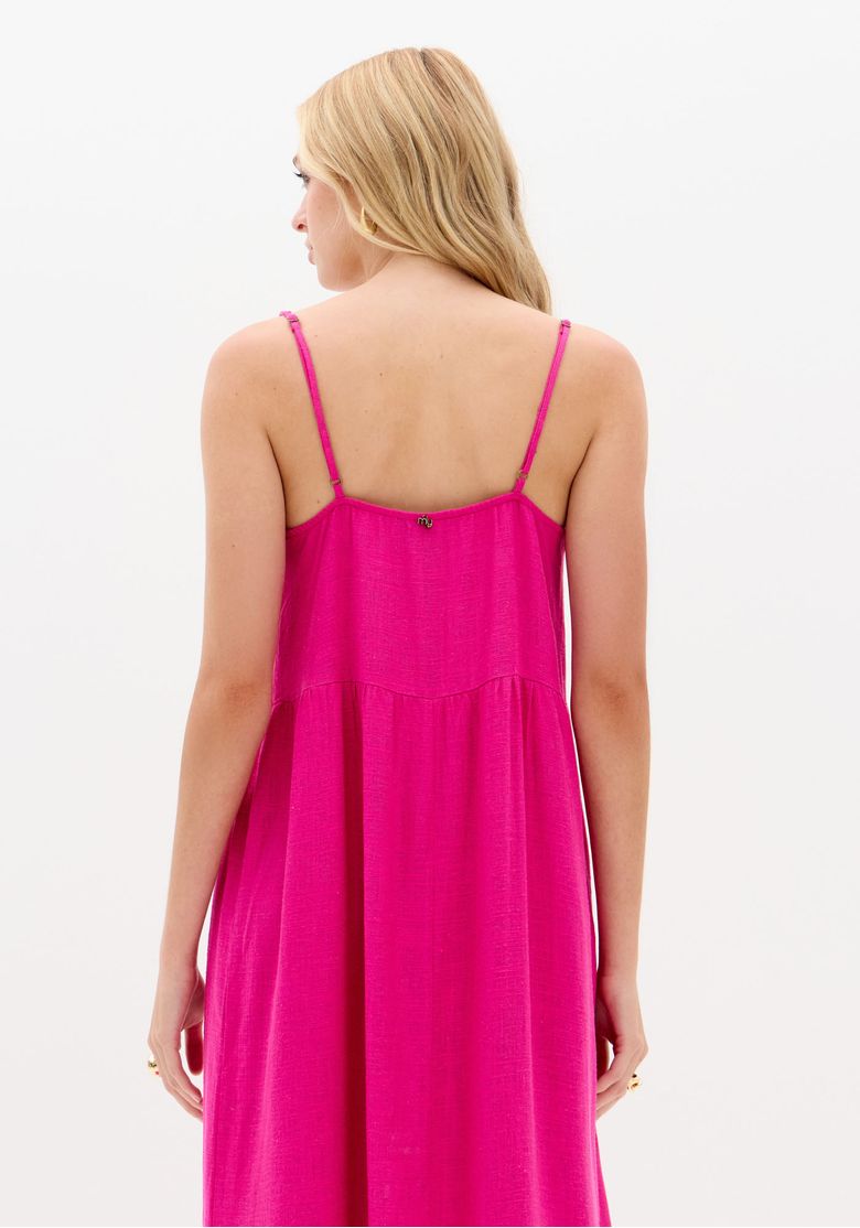 Detalhe da barra franzida do vestido longo rosa.