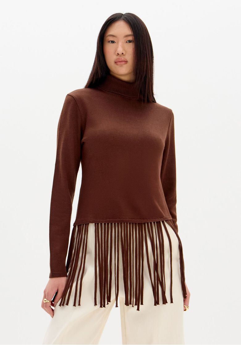Blusa de tricô em marrom com gola alta e franjas na barra, vista frontal em ângulo 3/4, de manga longa e modelagem regular