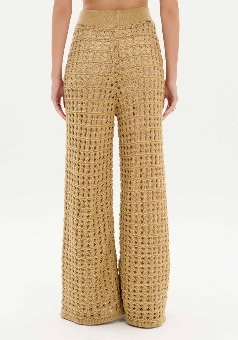 Calça de tricô reta bege vista de frente em fundo branco, perna longa e detalhe do ponto vazado