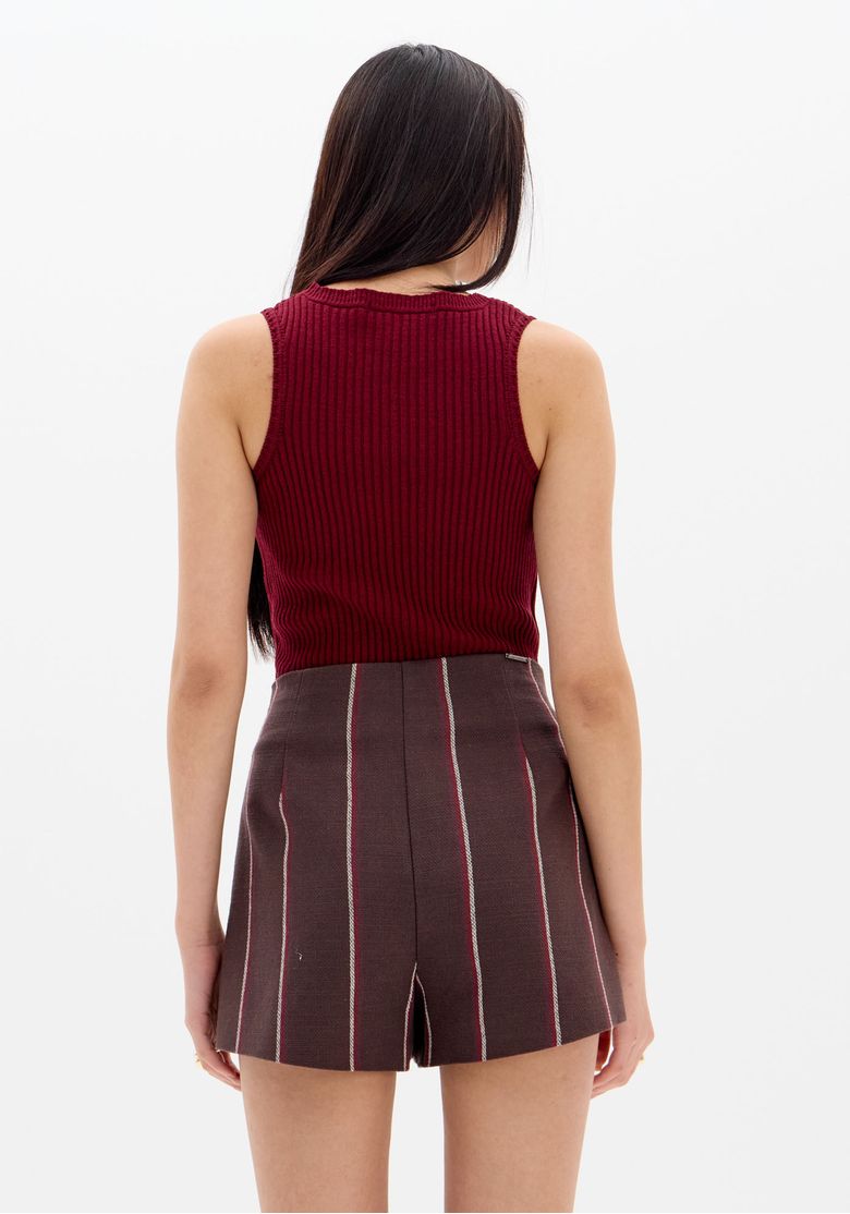 Detalhe-posterior-do-top-trico-vermelho-com-acabamento-canelado-e-gola-arredondada-toque-e-caimento-visiveis