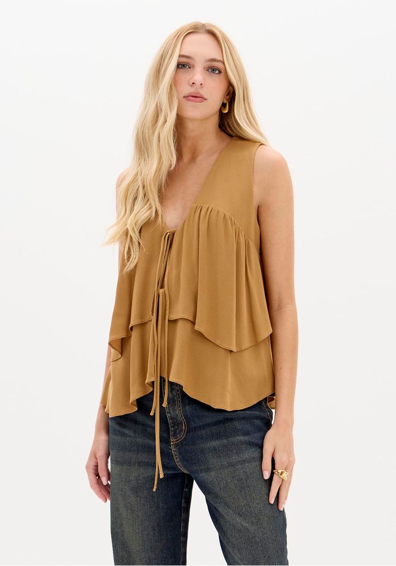 Blusa ampla bege com amarração frontal vista de frente.