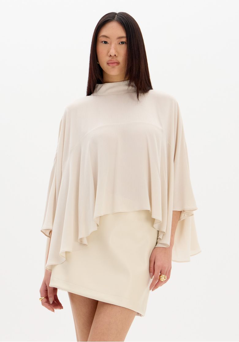 Detalhe das costas da blusa bata em crepe com abertura gota e pequeno aplique metálico junto à costura central