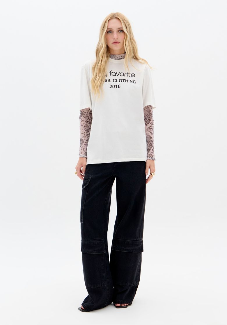 Look completo frontal com camiseta branca e calça jeans preta full length, proposta de styling casual