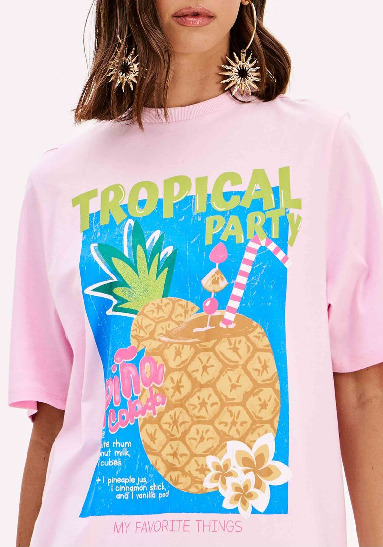 Vista traseira da t-shirt oversized rosa, mostrando o design clean e alongado.