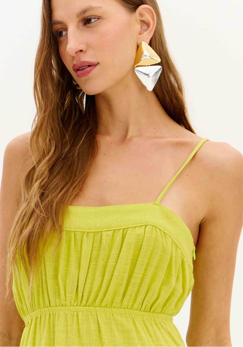 Vestido super midi linho amarelo vista lateral com franzido frontal e cintura acinturada