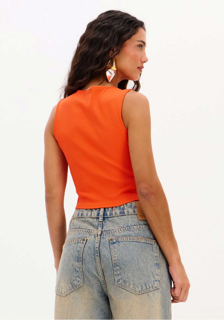 Close frontal da blusa canelada cropped vermelha com detalhe de sobreposição na barra, gola redonda e textura canelada do tecido