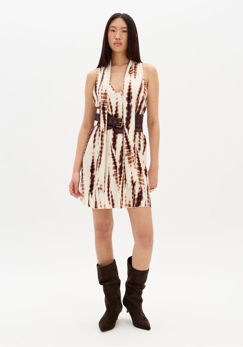 Imagem-full-length-em-fundo-branco-do-vestido-curto-estampado-com-cinto-e-botas-de-camurca-marrom-apresentando-proporcao-e-styling