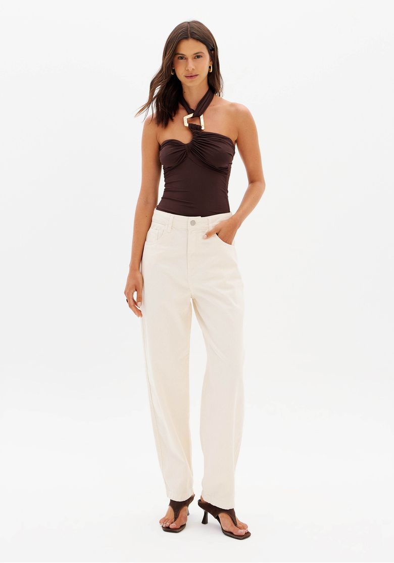 Modelo usando calça sarja baggy branca vista frontal inteira, cintura média e caimento solto, look moderno e descomplicado