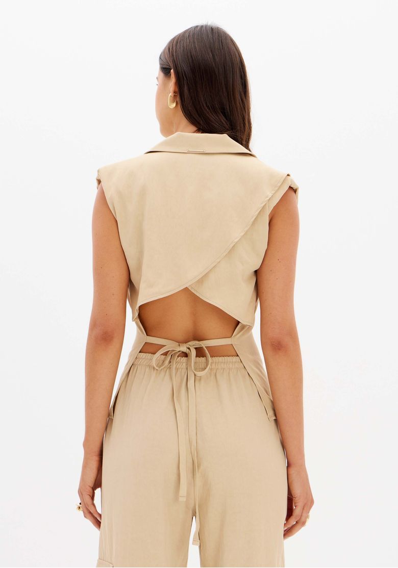 Close da blusa marrom mostrando gola lapela, botão frontal e textura do tecido modal-poliamida