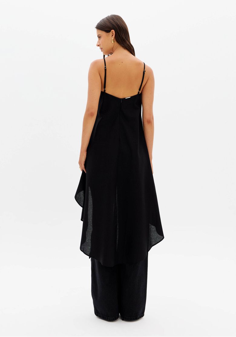Vista traseira da blusa frente única mullet em linho vermelho com zíper central e barra mullet longa