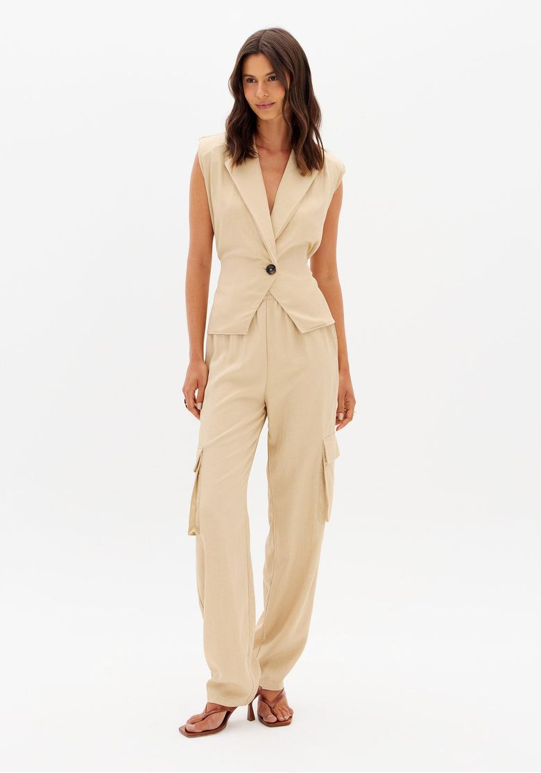 Look completo com blusa alfaiataria marrom, calça cargo de perna reta e sandália de tiras - visual urbano e sofisticado