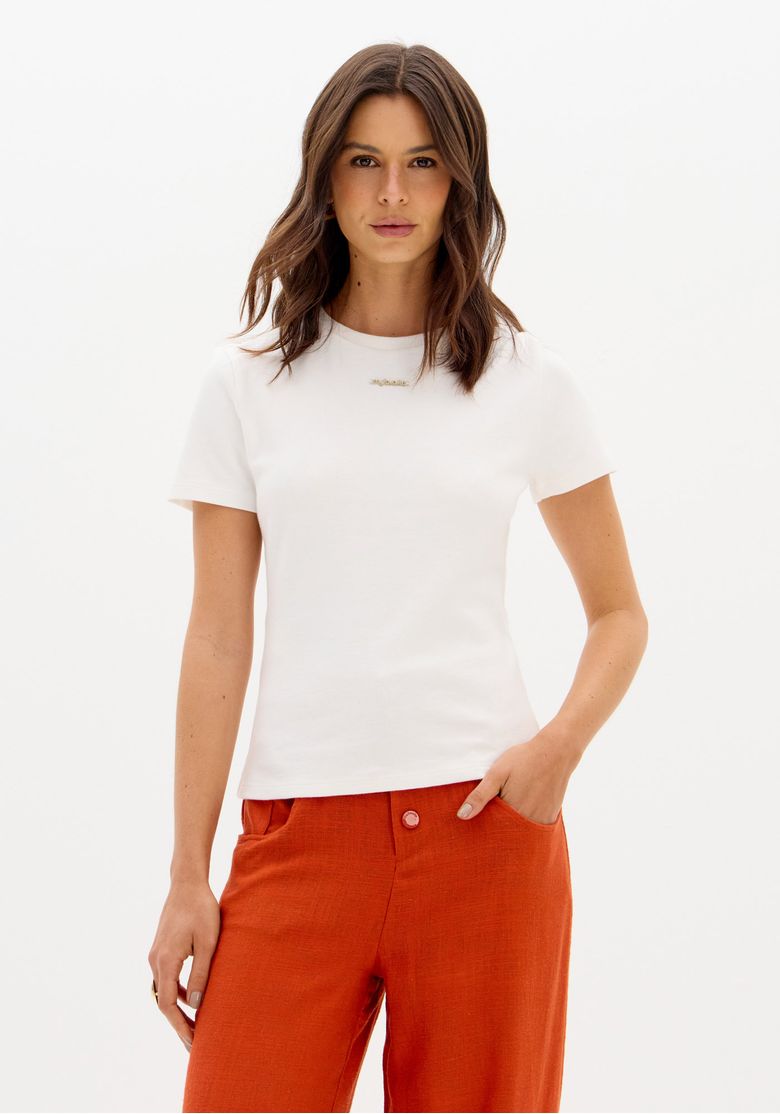 Vista traseira da camiseta baby look branca mostrando gola redonda, caimento justo e barra reta