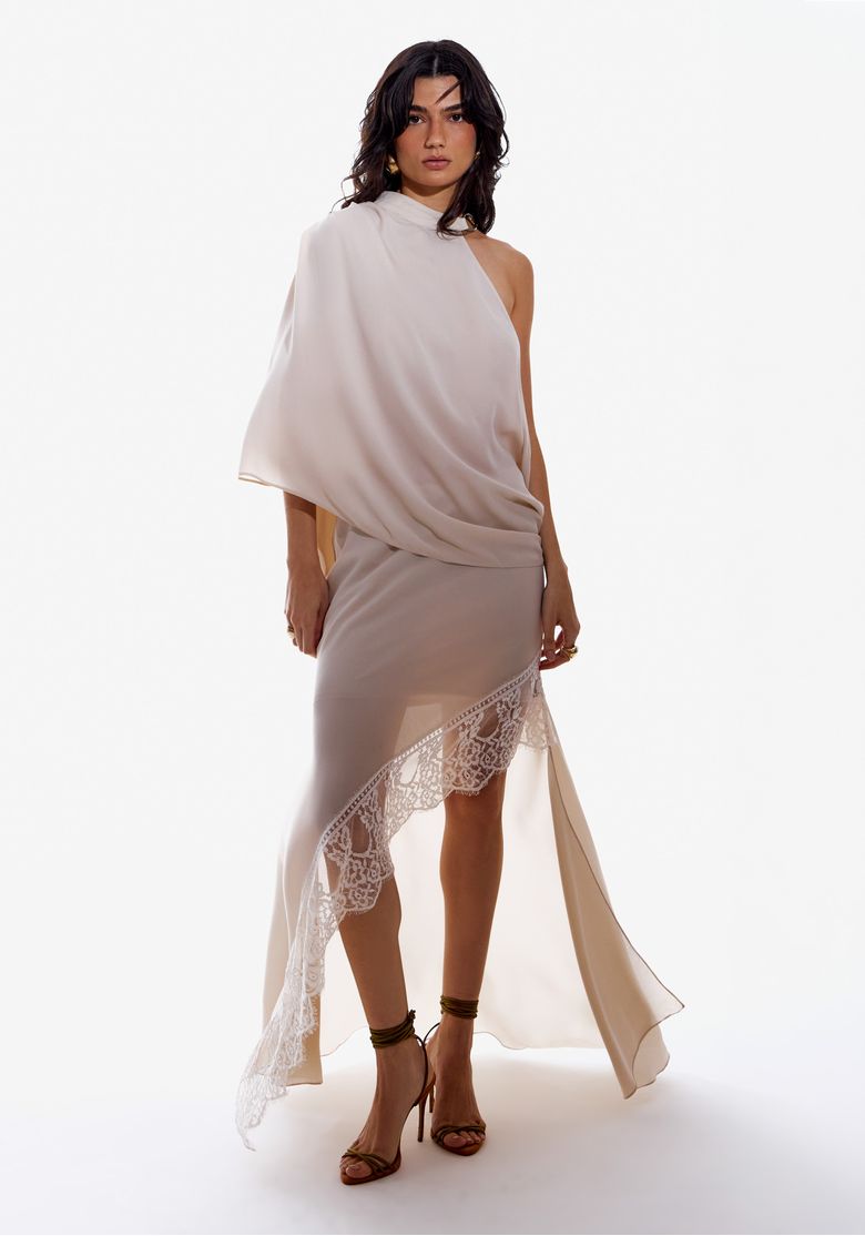 Blusa-de-chiffon-bege-com-detalhe-de-drapeado-lateral-e-barra-assimetrica-vista-lateral.