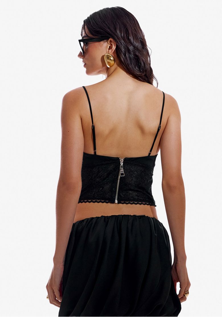 Blusa corset preta com decote em V profundo e detalhes em renda, vista lateral.