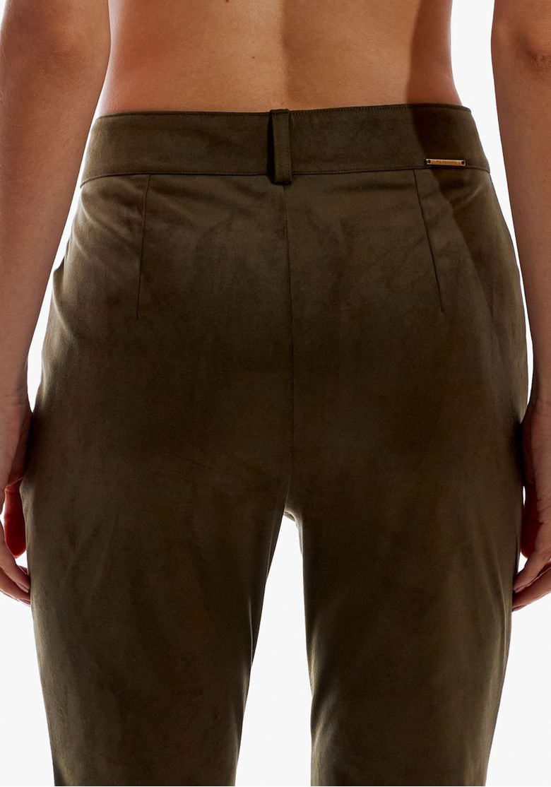 Detalhe traseiro do cós da calça suede verde, costura e acabamento do tecido aveludado