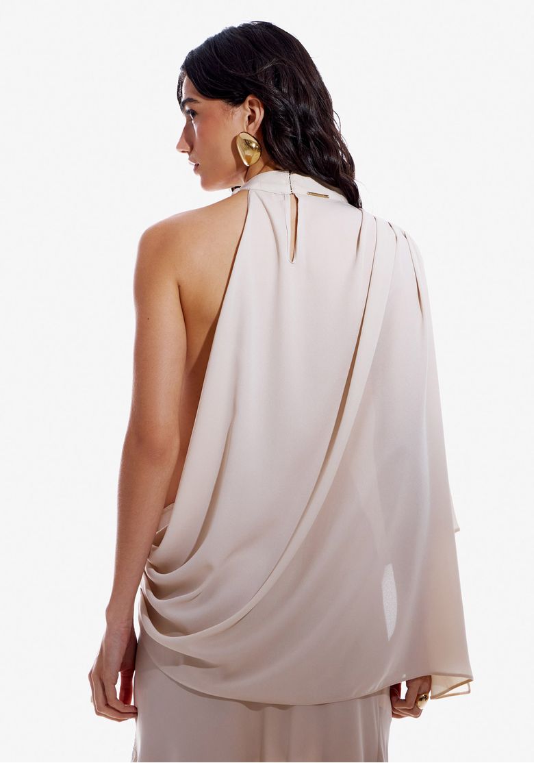 Blusa-de-chiffon-bege-com-detalhe-de-fechamento-na-gola-e-caimento-fluido-vista-traseira.