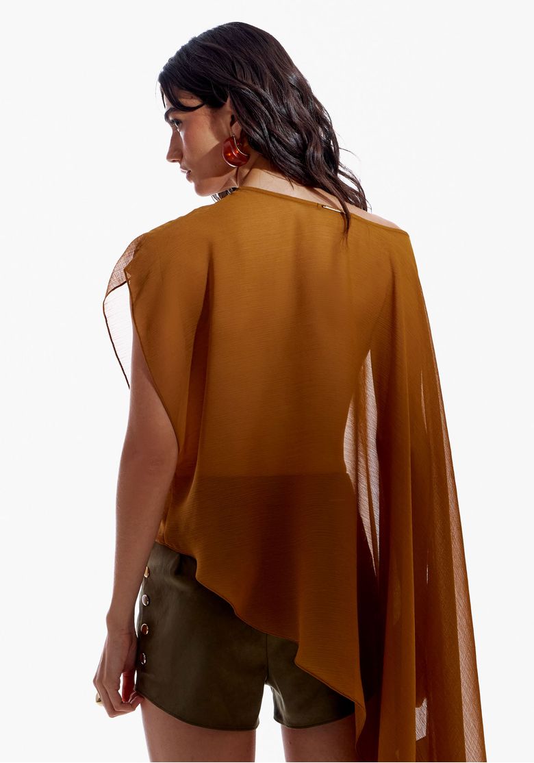 Detalhe da parte traseira da blusa assimétrica com barra alongada e renda.