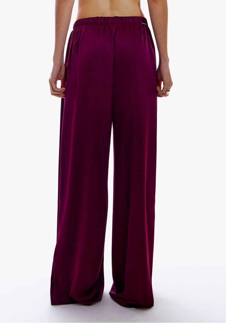 Vista traseira da calça wide leg de cetim vinho, evidenciando o acabamento impecável.