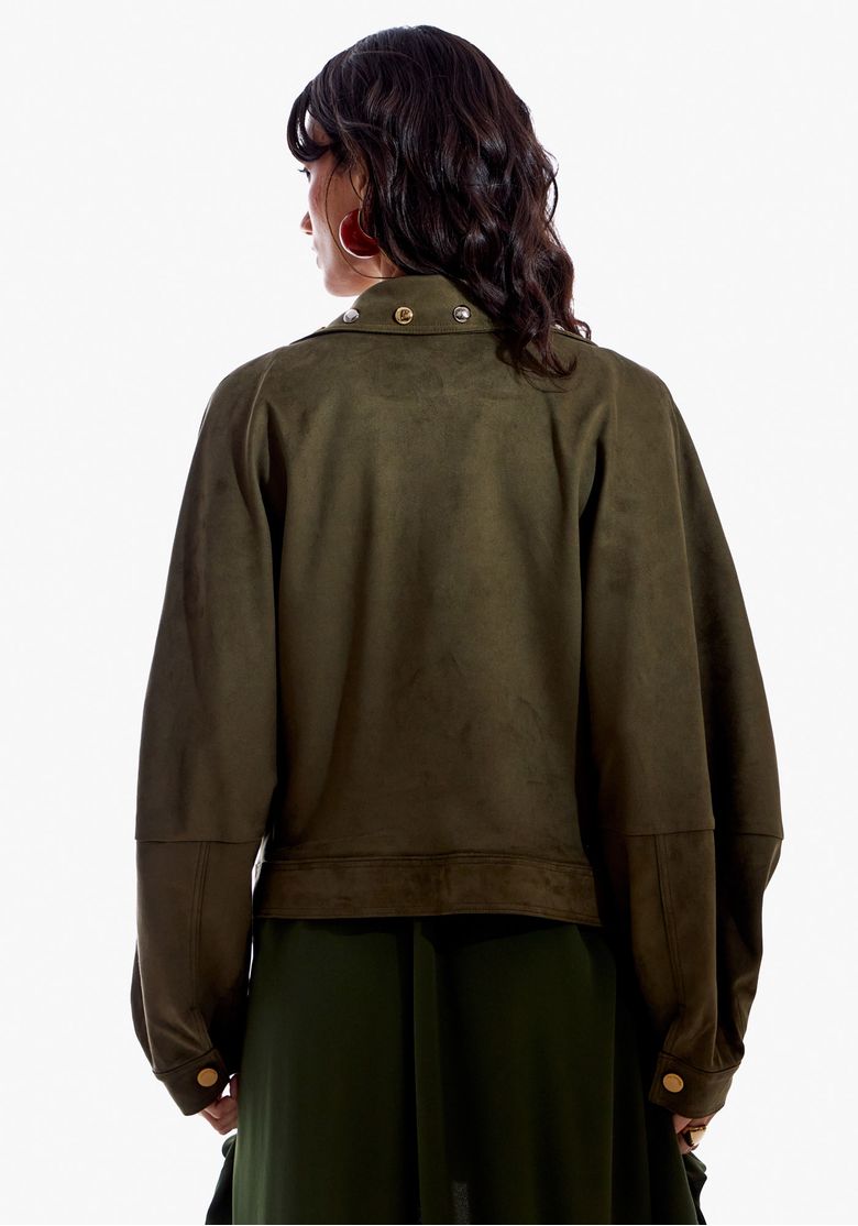 Vista traseira da jaqueta de suede verde escuro mostrando corte reto e acabamento em suede, parte traseira sem aplicações.