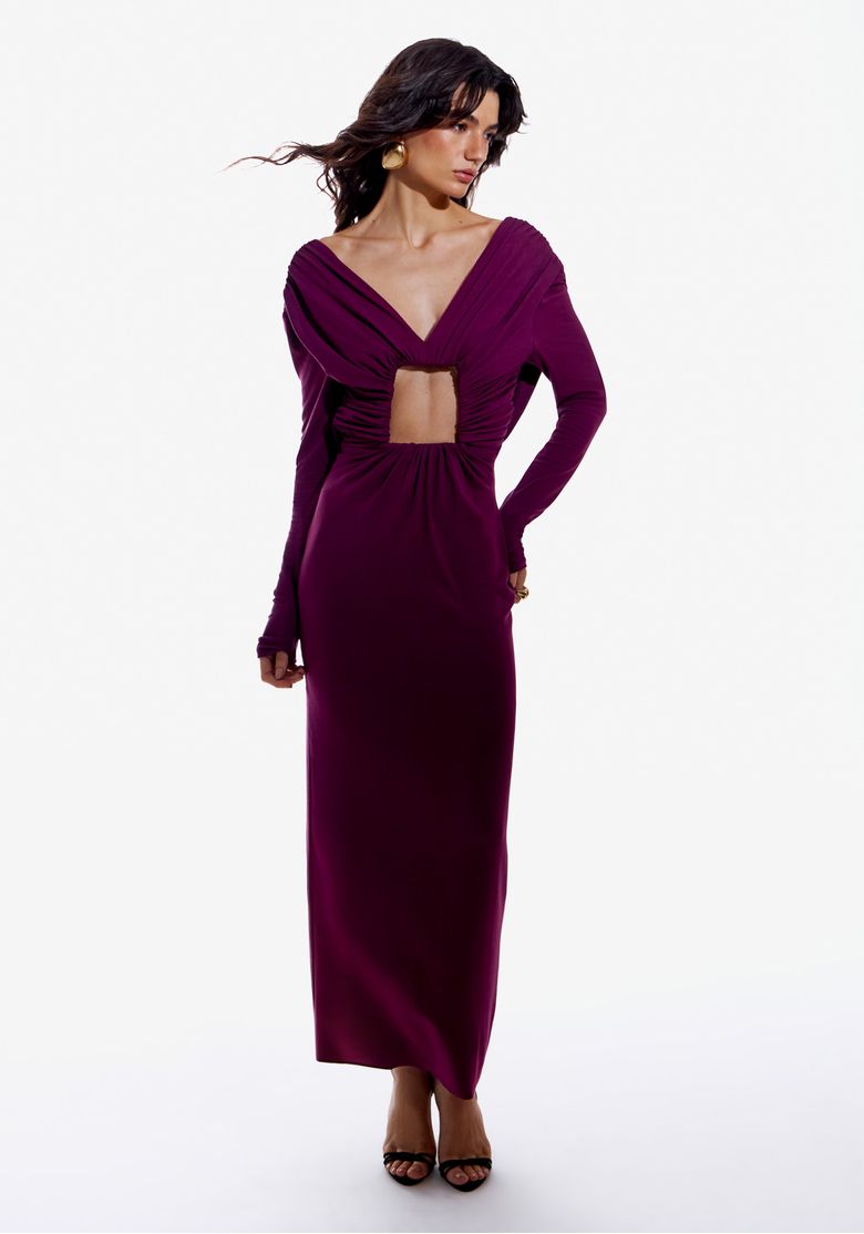 Modelo usando vestido super midi em malha roxa - vista frontal completa, decote V com recorte central e detalhe metálico, mangas longas