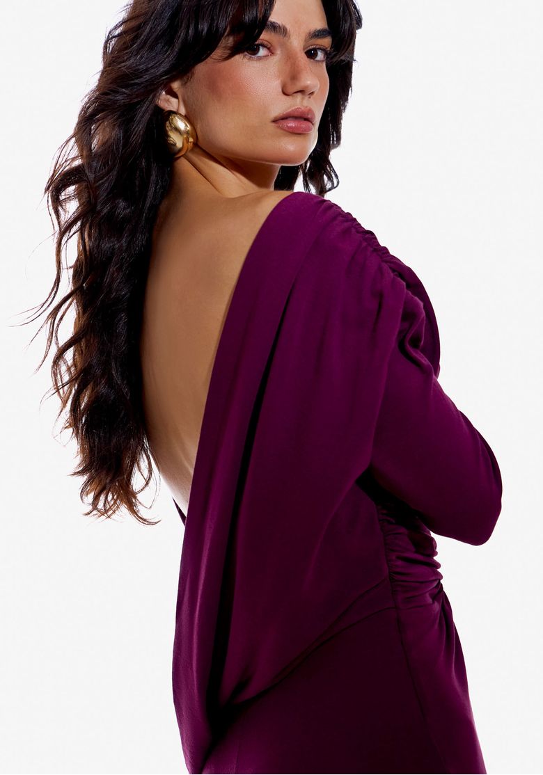 Close frontal do vestido super midi roxo mostrando drapeado estratégico, franzido no recorte central e aplicação metálica