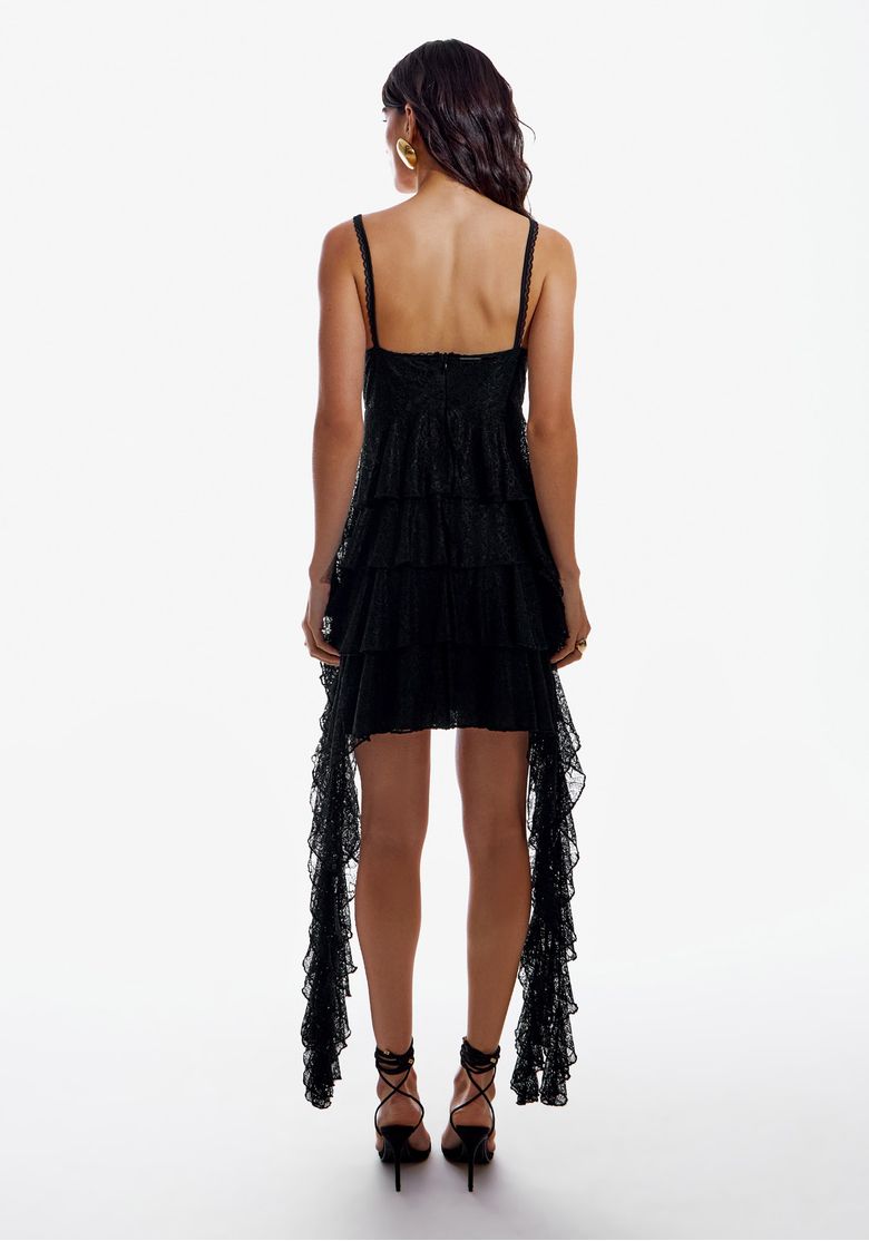Vista traseira do vestido curto de renda preto com babados e caimento fluido.