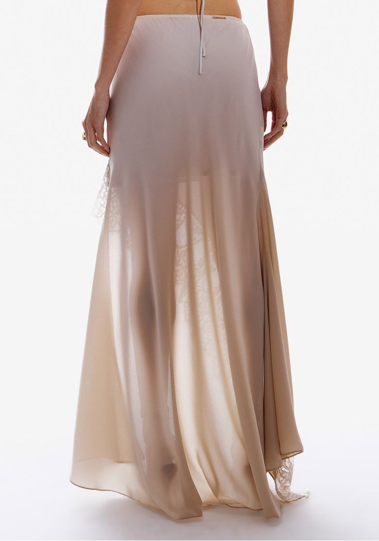 Vista completa da saia longa em chiffon com renda, mostrando o design elegante e sofisticado.