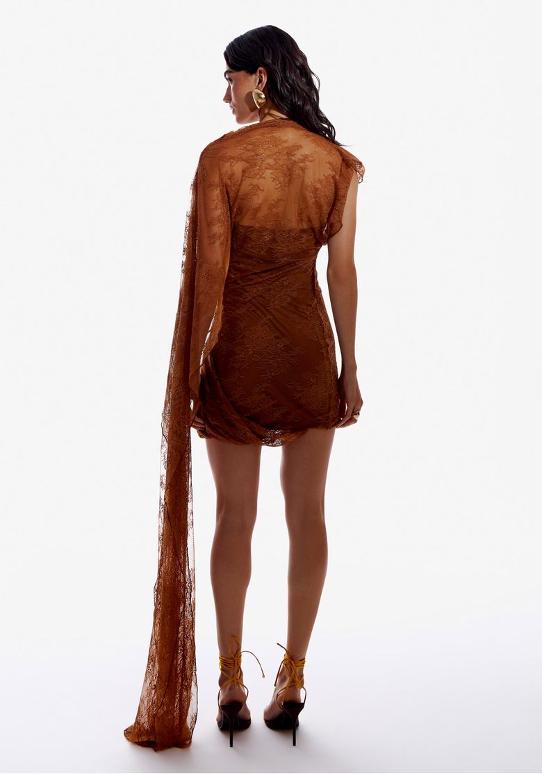 Vista traseira do vestido curto de renda caramelo evidenciando corte ajustado e faixa longa caída nas costas - costas vestido renda