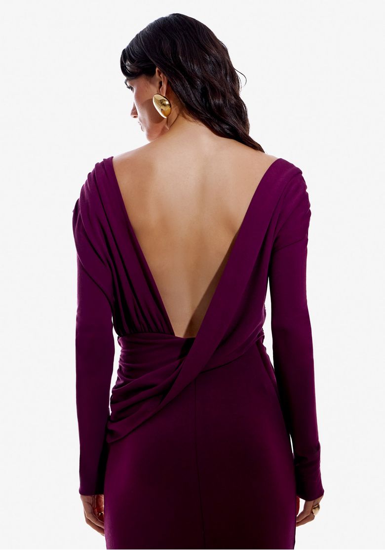 Visão traseira completa do vestido super midi roxo mostrando o comprimento super midi e fenda discreta na barra