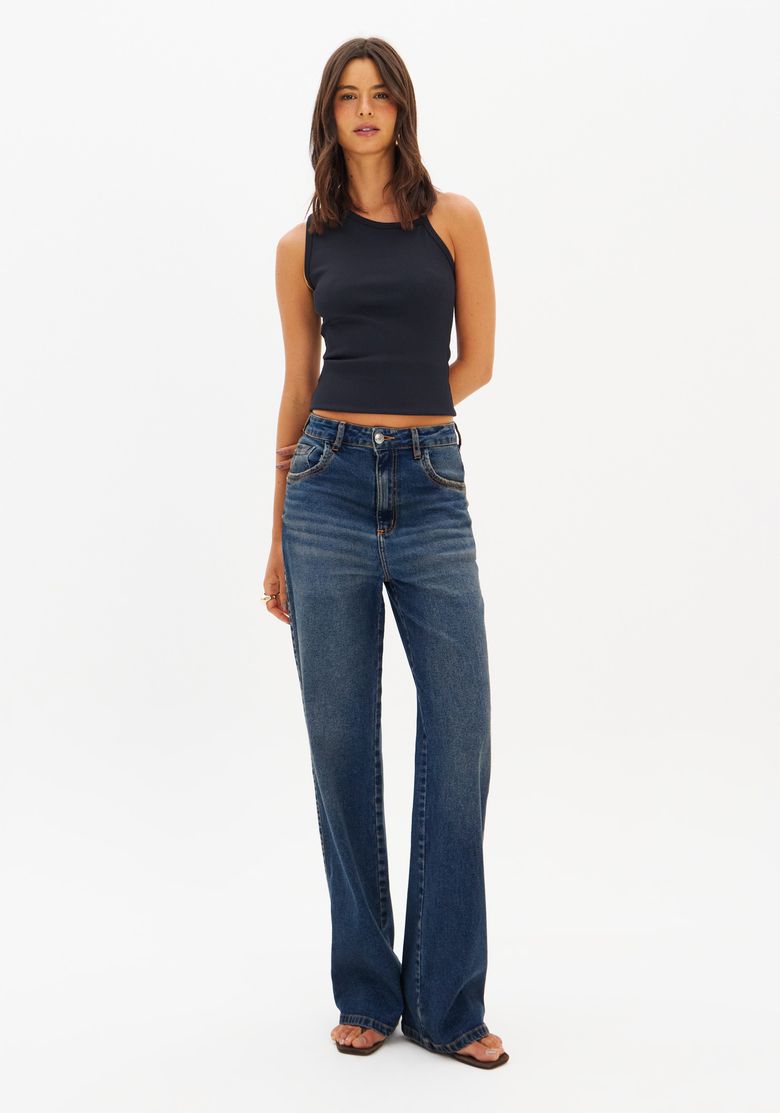 Modelo vestindo calça jeans de cintura alta e modelagem reta, combinada com um top preto.