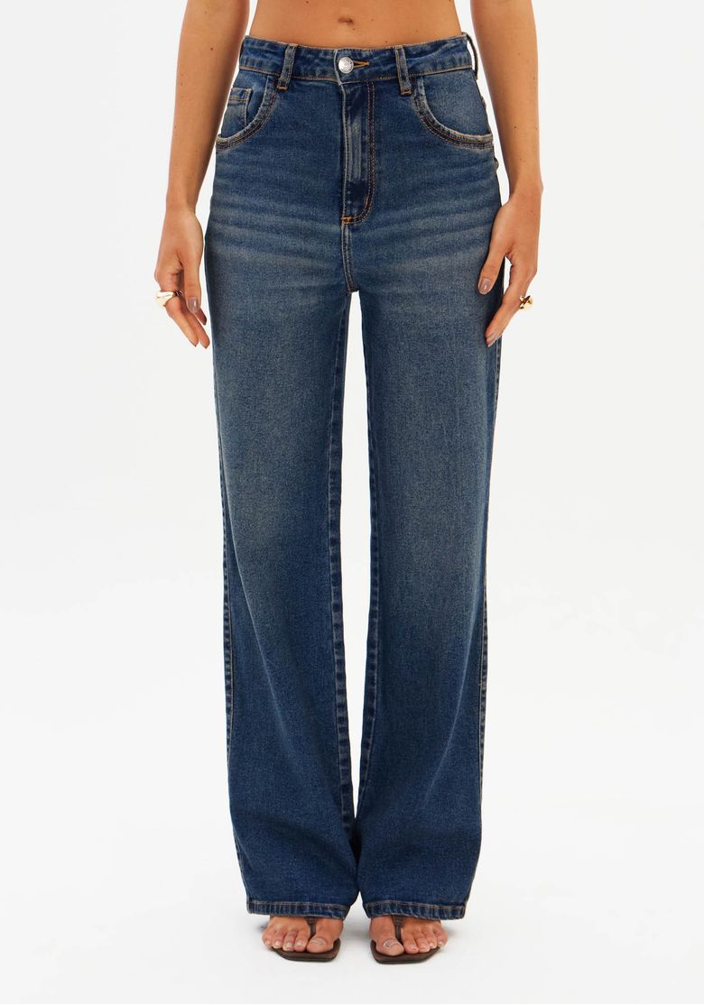 Vista frontal da calça jeans de cintura alta, destacando os bolsos e o fechamento por zíper e botão.