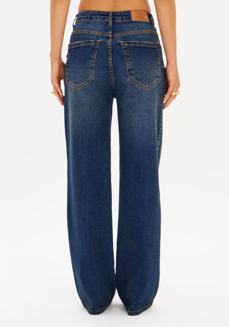 Vista traseira da calça jeans, evidenciando os bolsos traseiros e o caimento reto.