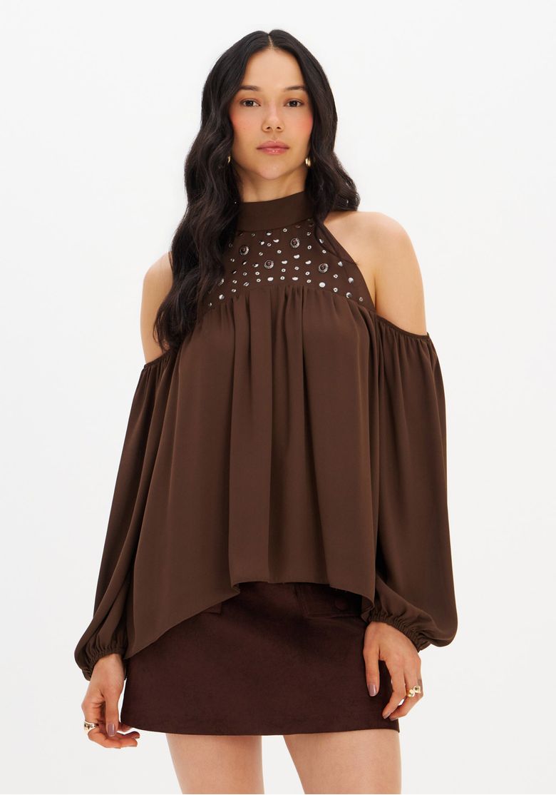 Close-up-do-detalhe-do-decote-alto-com-amarracao-e-rebites-na-blusa-fluida.