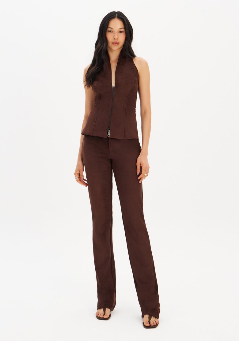 Close-do-decote-halter-com-abertura-em-V-e-detalhe-do-ziper-frontal-na-blusa-marrom