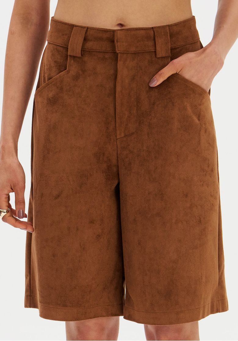Detalhe-traseiro-da-bermuda-suede-marrom-evidenciando-bolsos-traseiros-chapados-e-acabamento-da-barra