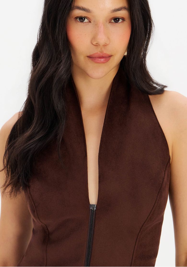 Look-completo-com-blusa-frente-unica-e-calca-marrom-de-perna-alongada-visual-boho-urbano